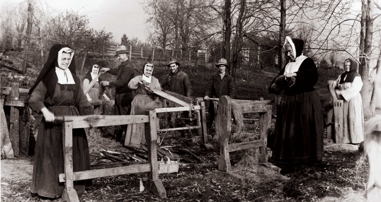 The chore of crushing flax on Île Saint-Paul in 1940 
