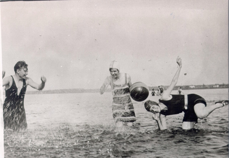 Swimming, near 20th Avenue and Saint-Joseph Boulevard  